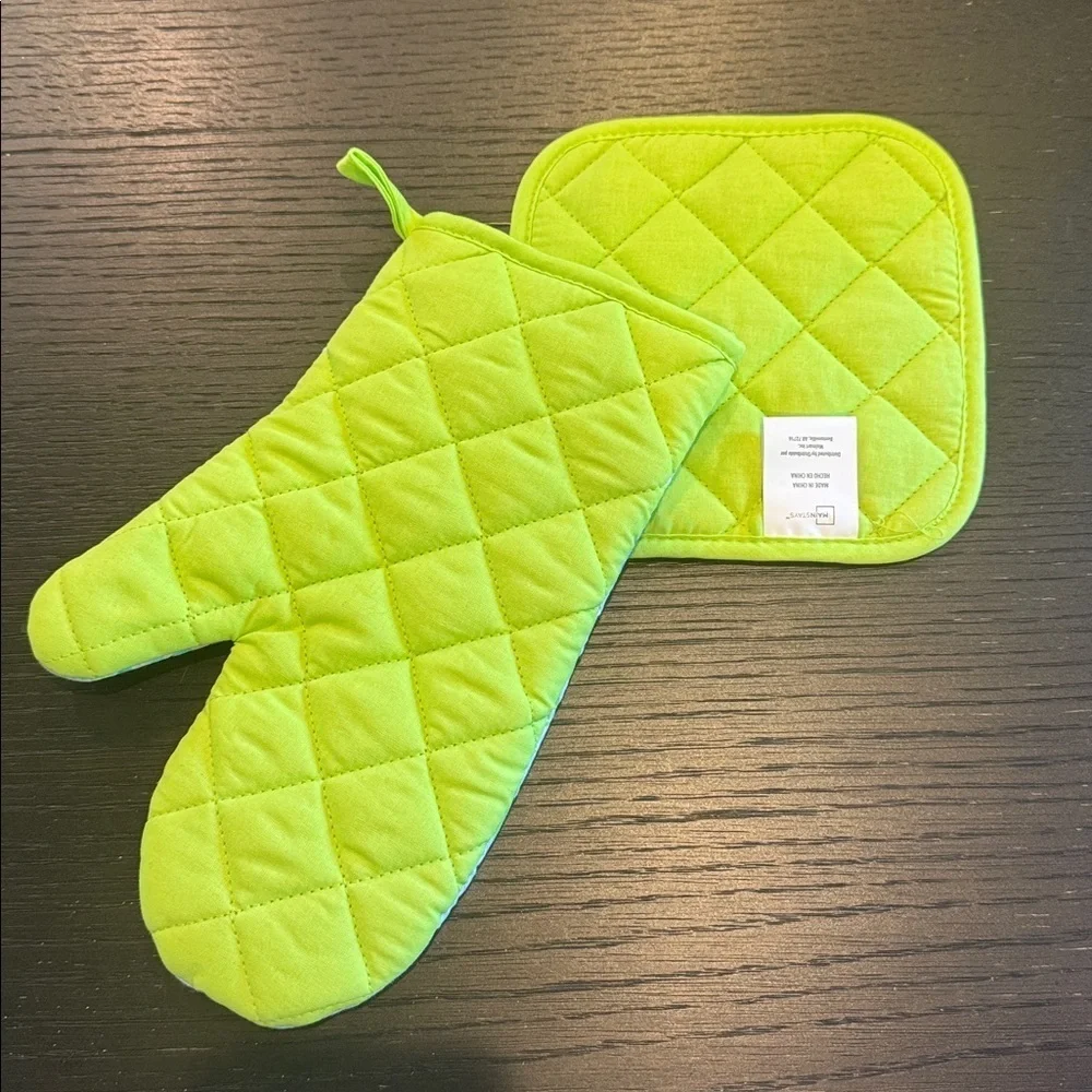 Mainstays lime oven mitt and potholder set. Toucan & foliage design. Quilted NWT